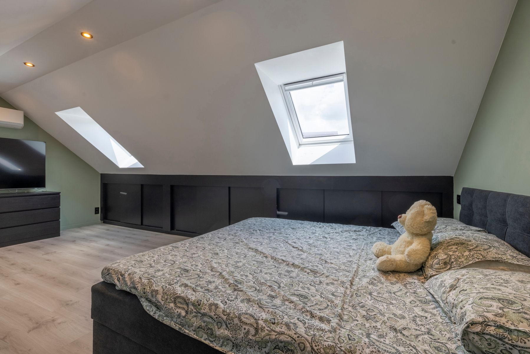 Woning met 2 slaapkamers, bureau en garage te koop! foto 15
