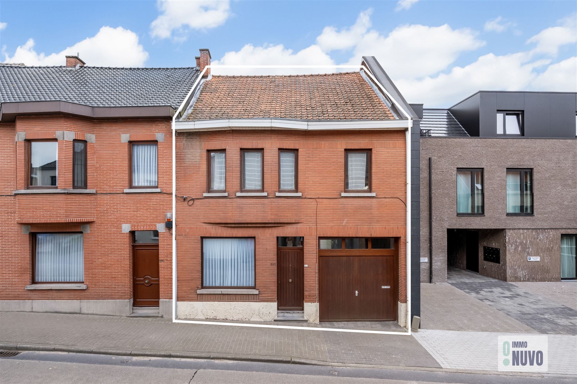 Goed gelegen, te renoveren woning met tuin en garage  foto 1