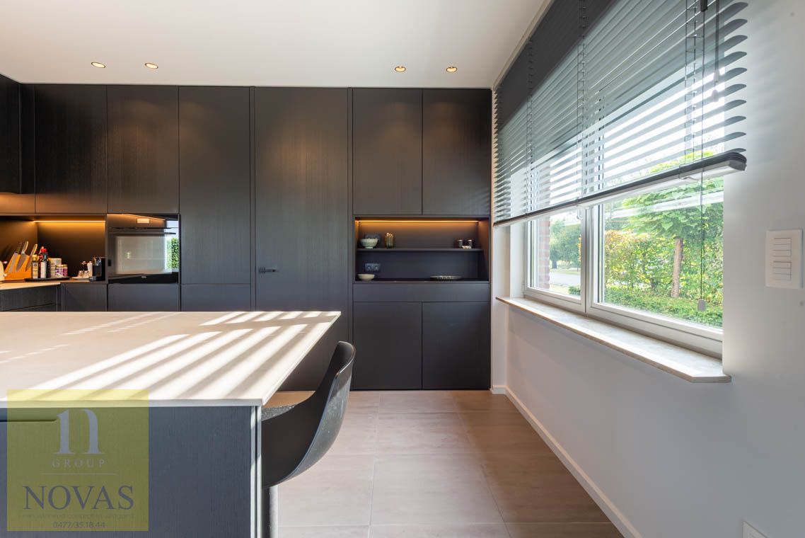 Ruime instapklare woning met 4 tot 5 slaapkamers, zonnepanelen, airco, inpandige garage en buitenstaanplaatsen foto 6