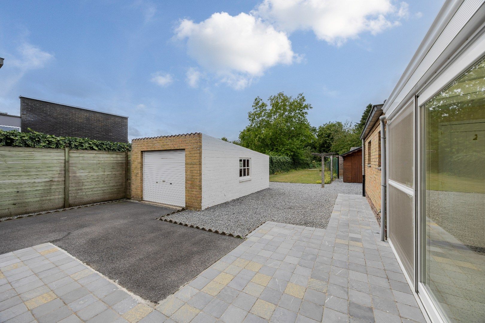 Goed onderhouden woning met ruime tuin in St-Joris. foto 18