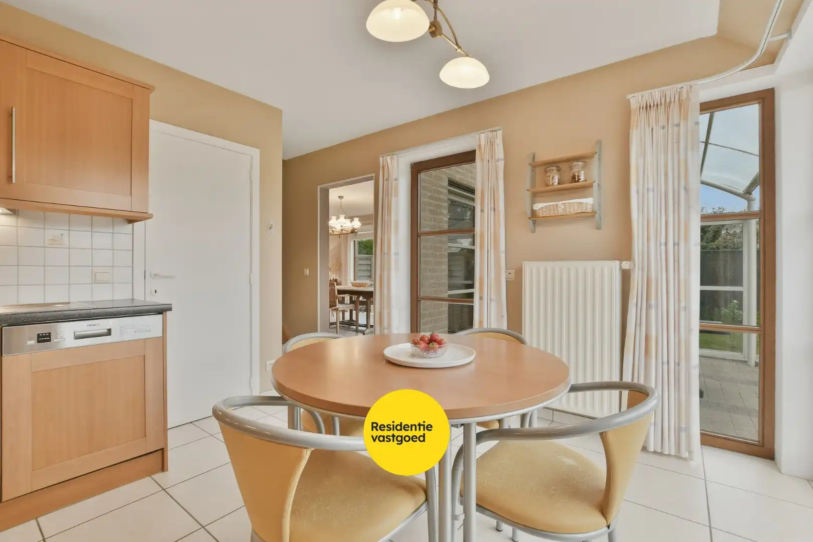 Instapklare halfopen bebouwing met 3 slaapkamers en tuin in De Haan! foto 11