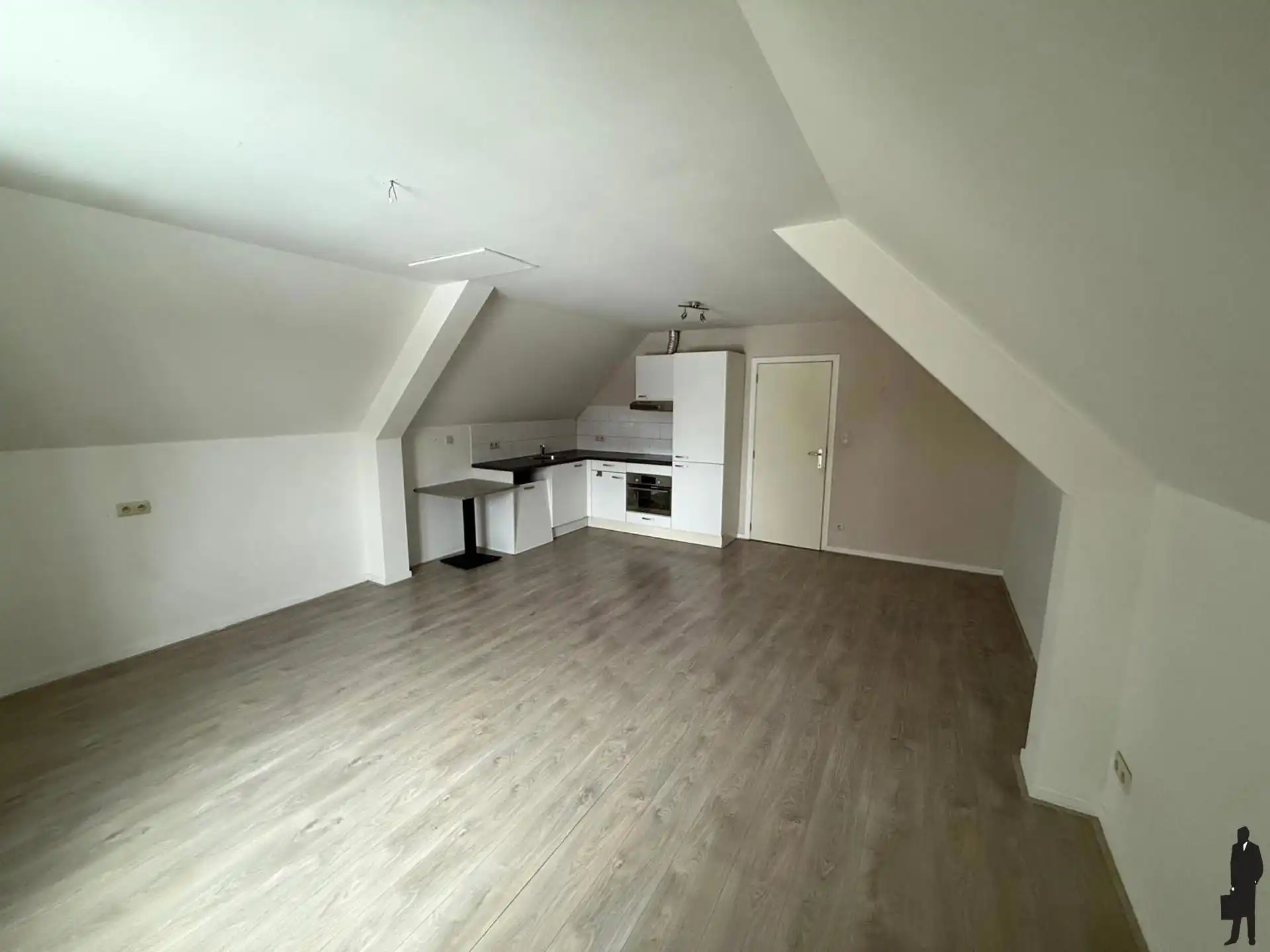 Handelspand met bovengelegen studio foto 9