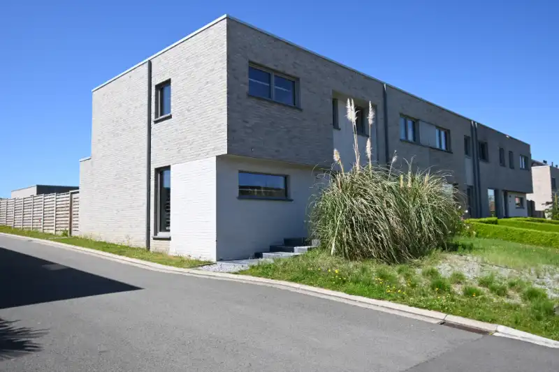 Moderne passiefwoning met 3 slaapkamers, garage en tuin op toplocatie in Deinze (EPC A) foto {{pictureIndex}}