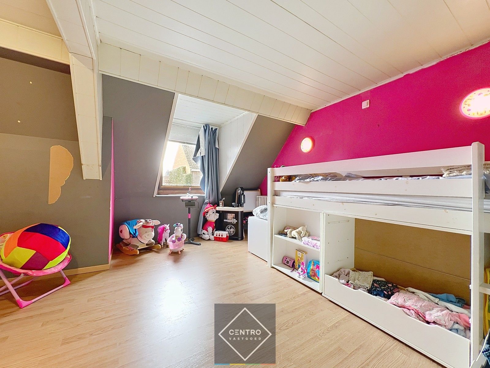Voor de snelle beslisser! Leuke, BETAALBARE,  verder af te werken STARTERS-woning in het centrum van HEULE. foto 17