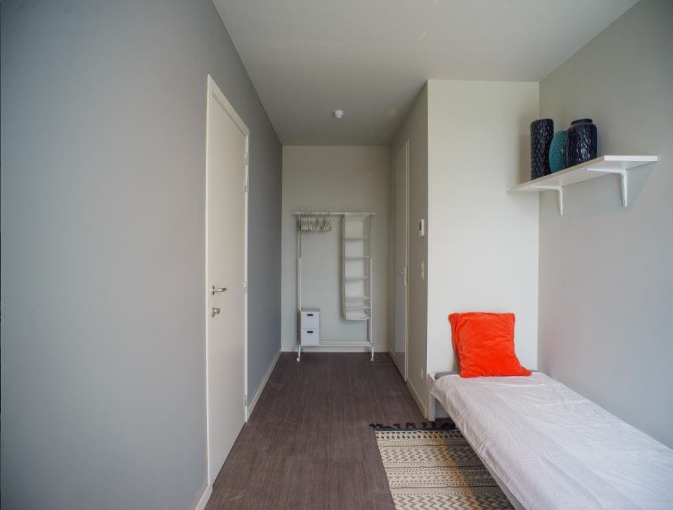 Studentenkamer te koop aan het station van Brugge foto 2
