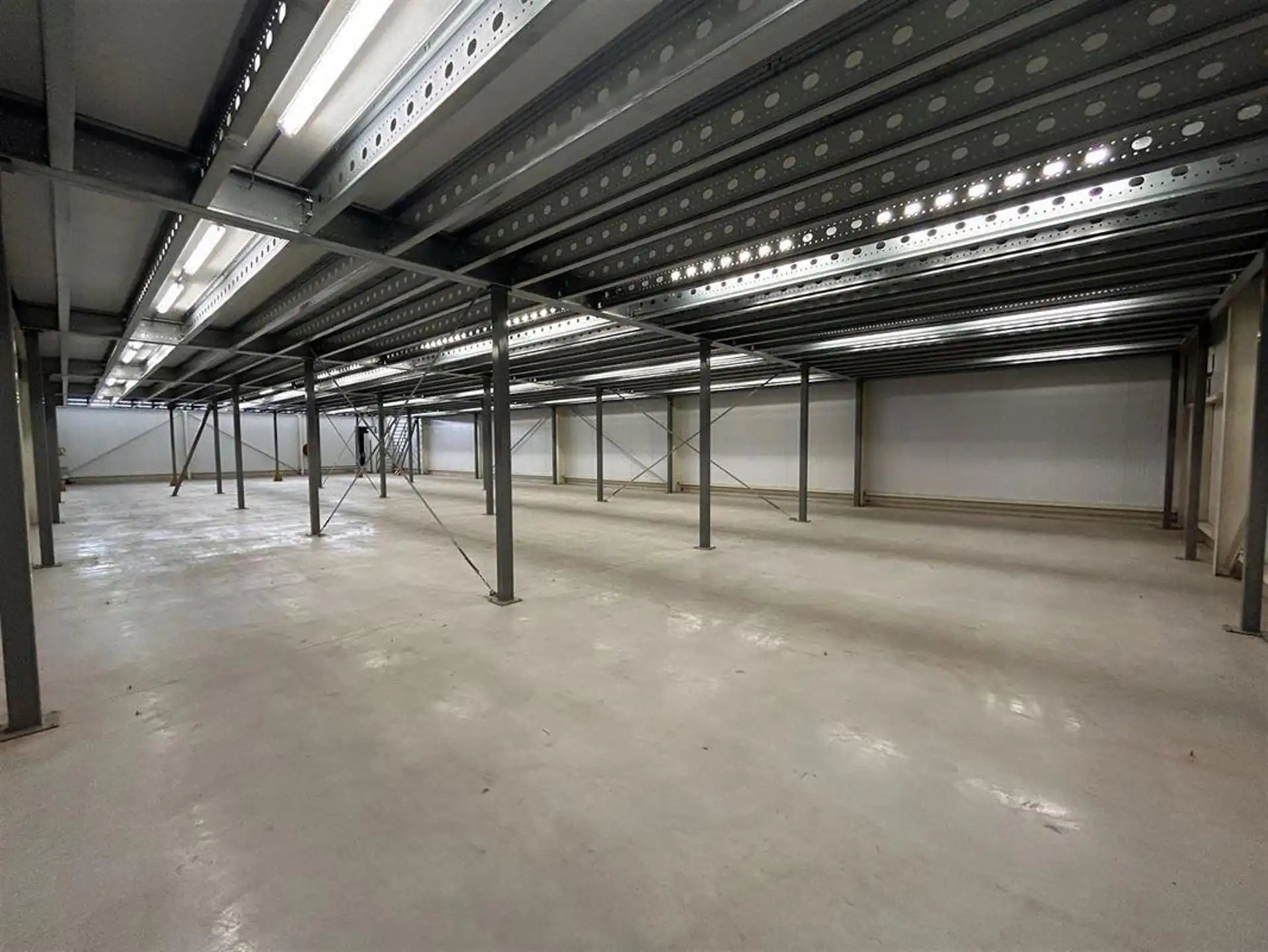 TE HUUR GENK - Hal met verdieping 900m² (+BUITENTERREIN) foto 4