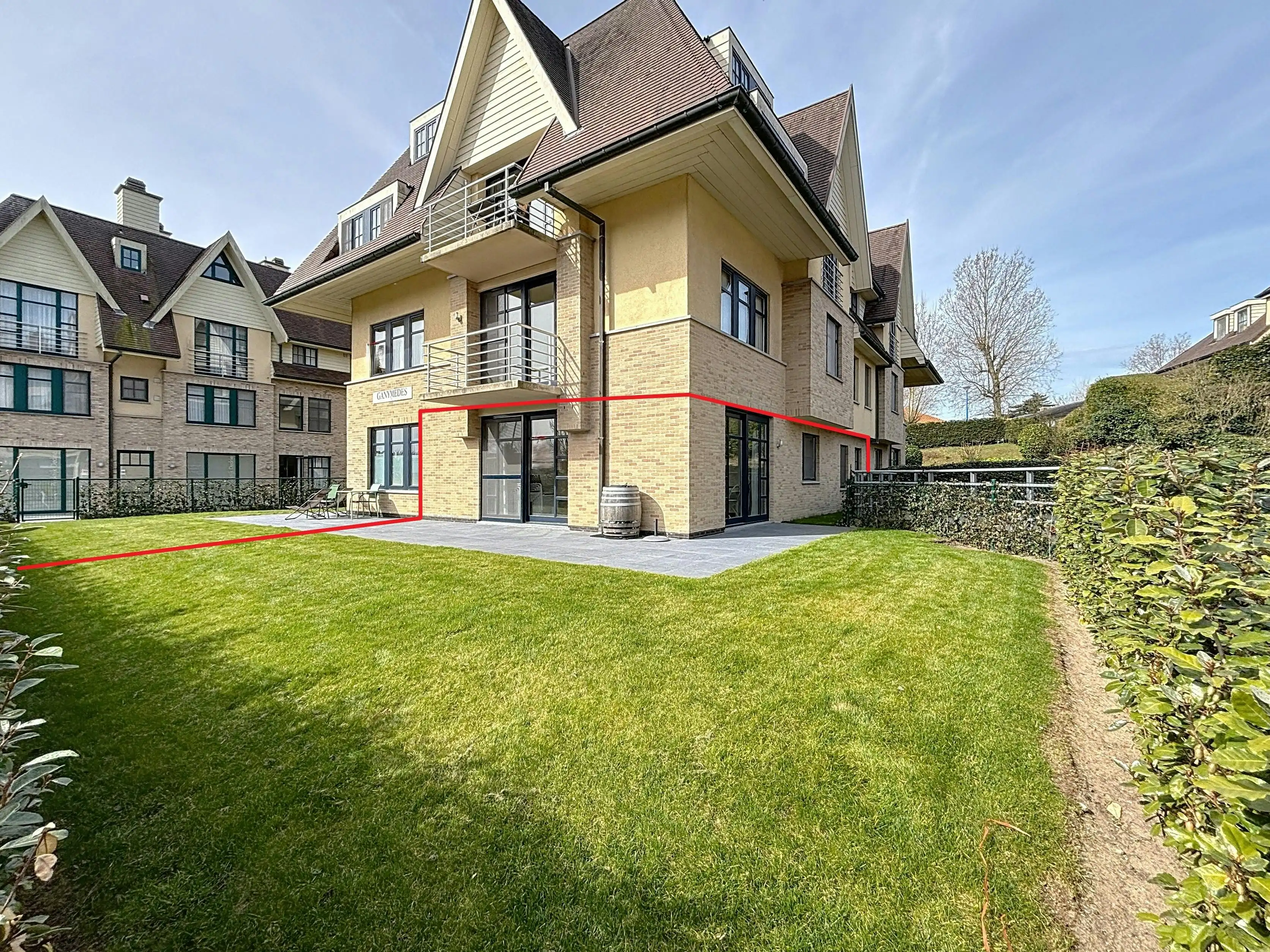 Appartement met 2 slaapkamers en parking in het centrum  foto {{pictureIndex}}