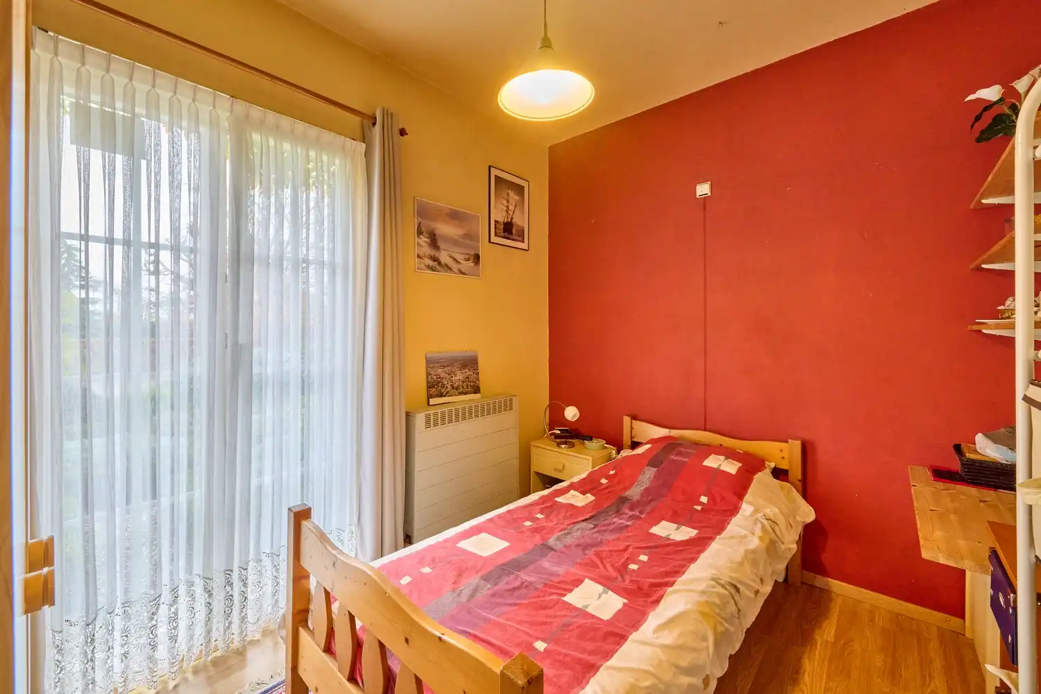 Gezellige en goed onderhouden bungalow met praktische bovenverdieping op fraai aangelegd perceel foto 12