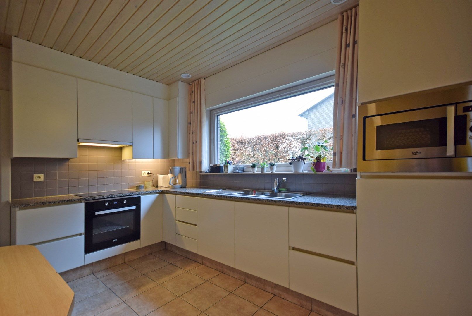 CHARMANTE BUNGALOW MET RUIME TUIN EN BIJGEBOUWEN IN ROESELARE foto 7