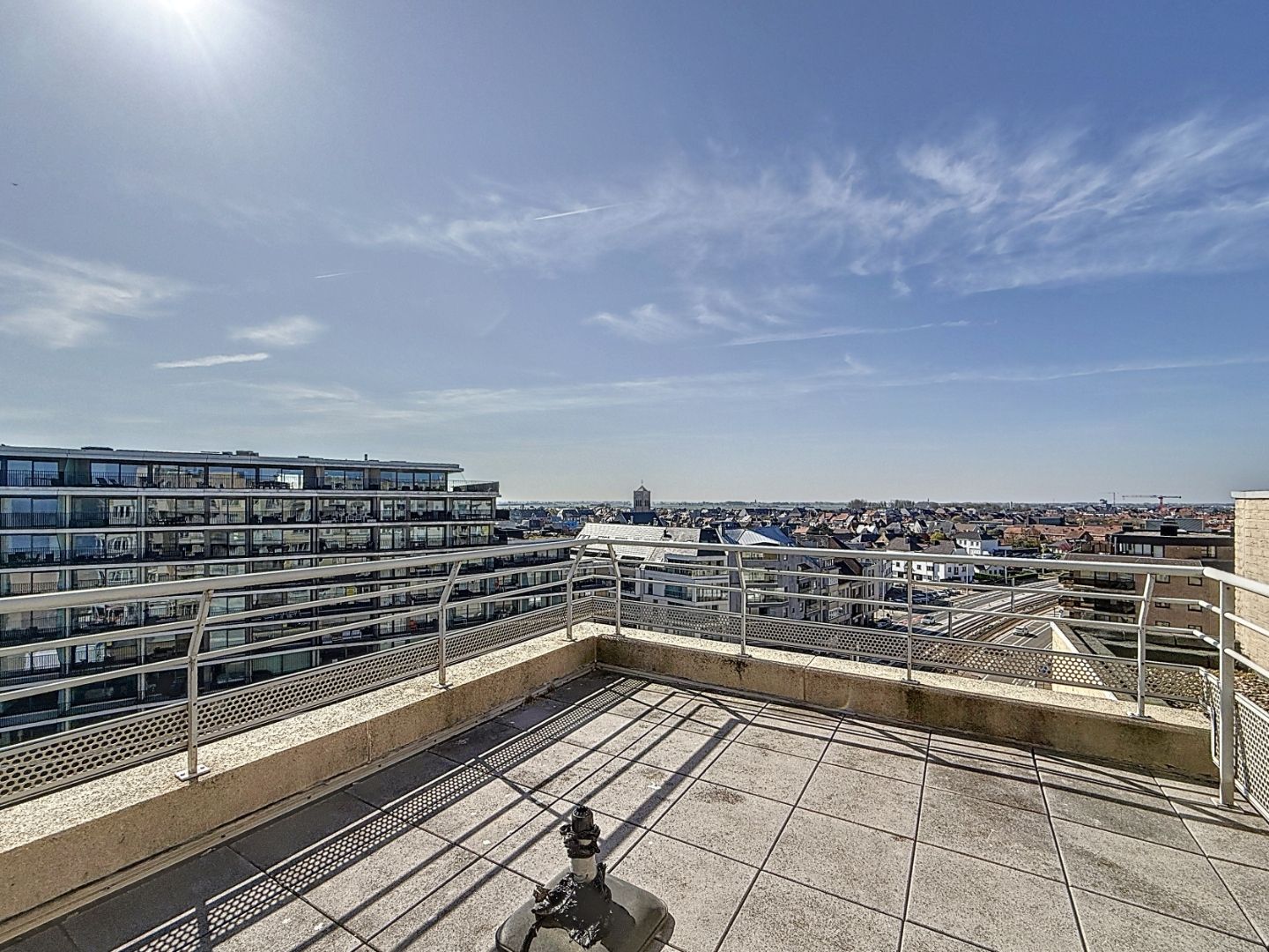Dakappartement met twee zeer ruime terrassen op toplocatie te Oostende foto 3