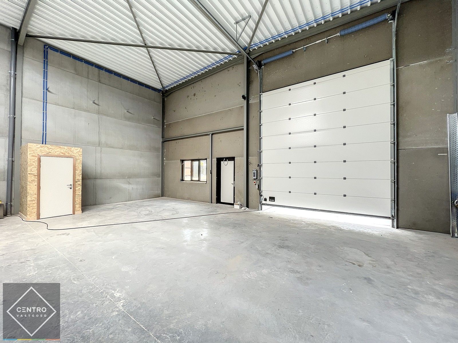 NB MAGAZIJN (220m2), voorzien van elektrische sectionaalpoort, deur, raam (voor kantoor) en 2 private parkeerplaatsen op industriezone te Waregem. foto 9