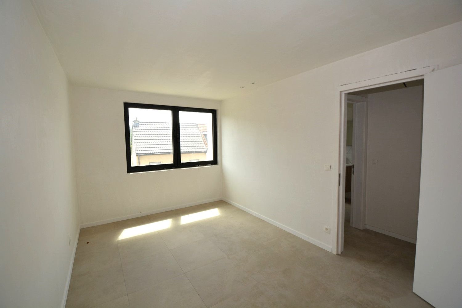 NIEUWBOUWWONING MET 3 SLK, TUIN EN PARKEERPLAATS! foto 7