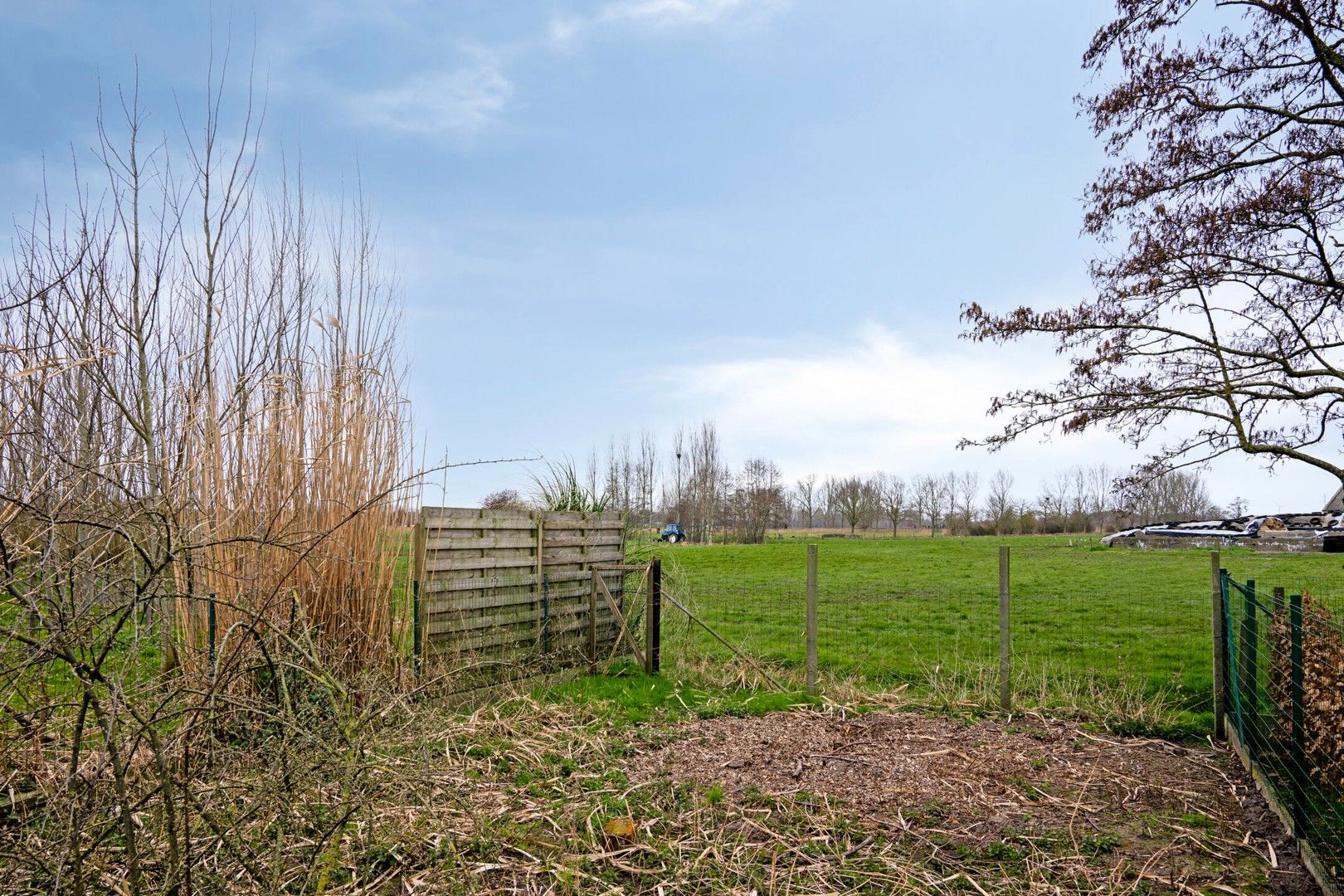 HEEL RUSTIG GELEGEN - TE RENOVEREN - WOONHUIS MET 4 SLPK, TUIN EN TUINBERGING foto {{pictureIndex}}