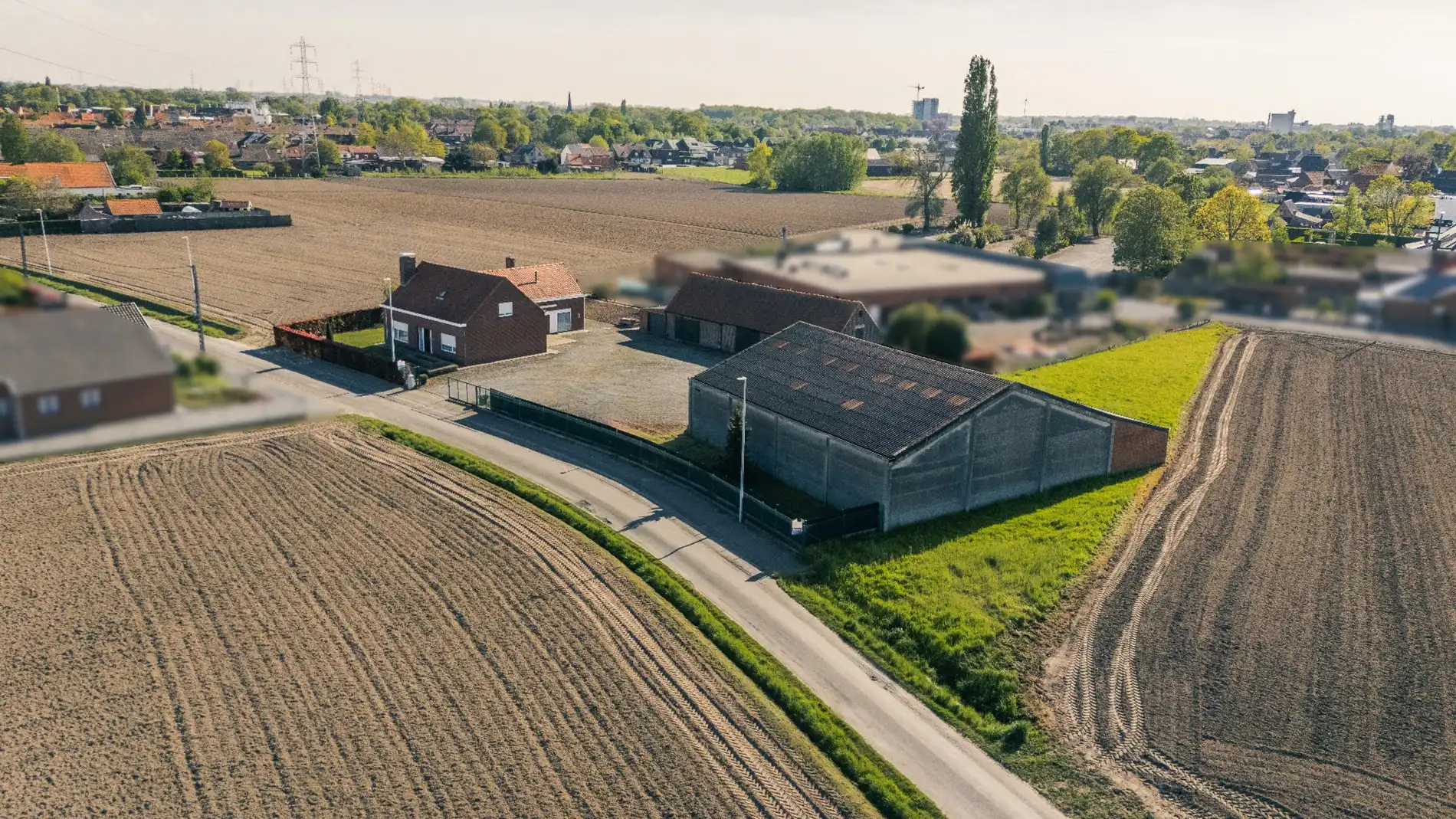 Alleenstaande woning van 291 m² met een loods van 473 m² en een schuur van 189 m² foto 2