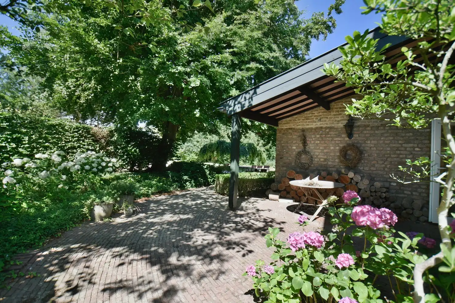 Karaktervolle hoeve met schuur, binnenkoer en prachtige tuin vlakbij Maastricht foto 11