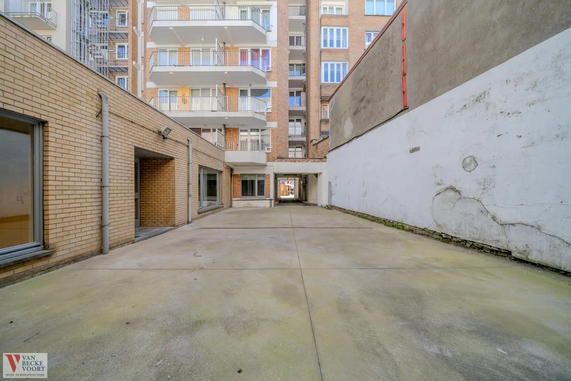 Handelsgelijkvloers 217m² + 6 autostandplaatsen foto 14