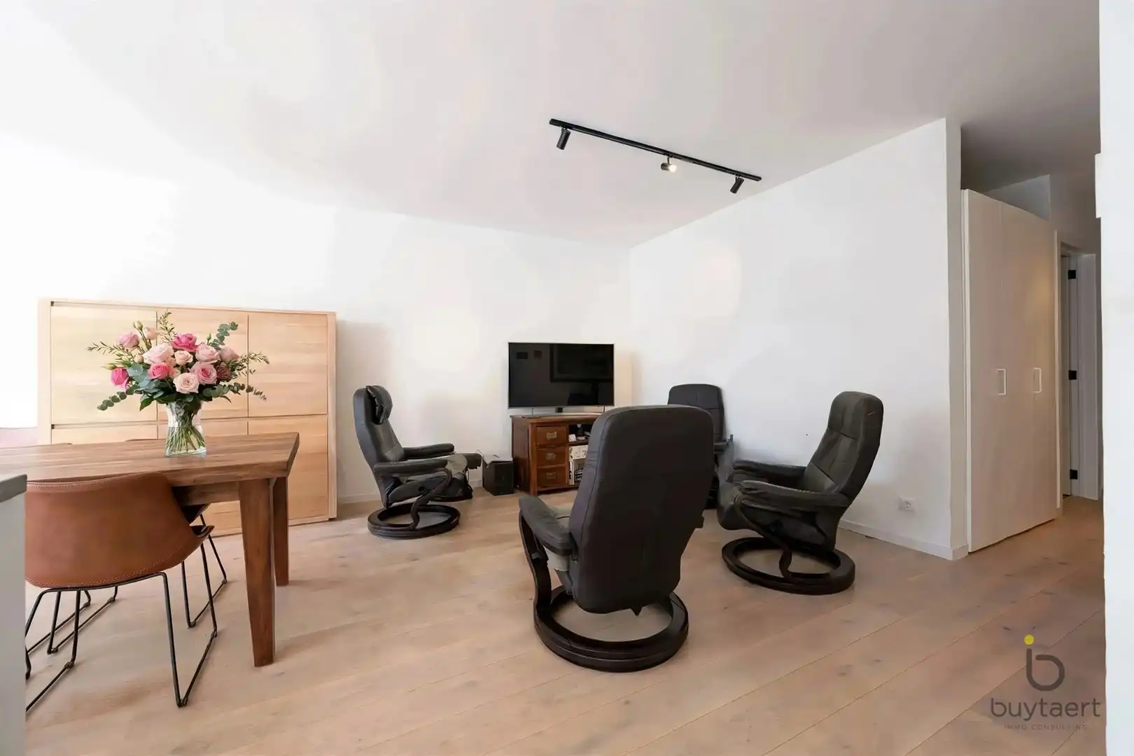 MODERN & COMFORTABEL WONEN NABIJ HET CENTRUM MIDDEN IN HET GROENE DOMEIN DE BOS! foto 3