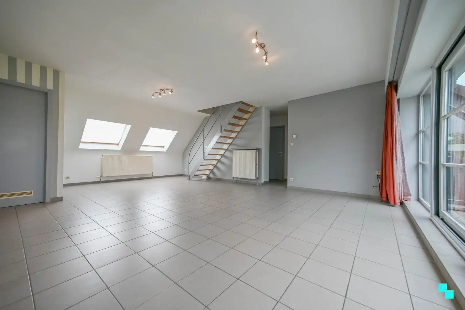 Ruim appartement met garagebox in hartje Izegem foto 3