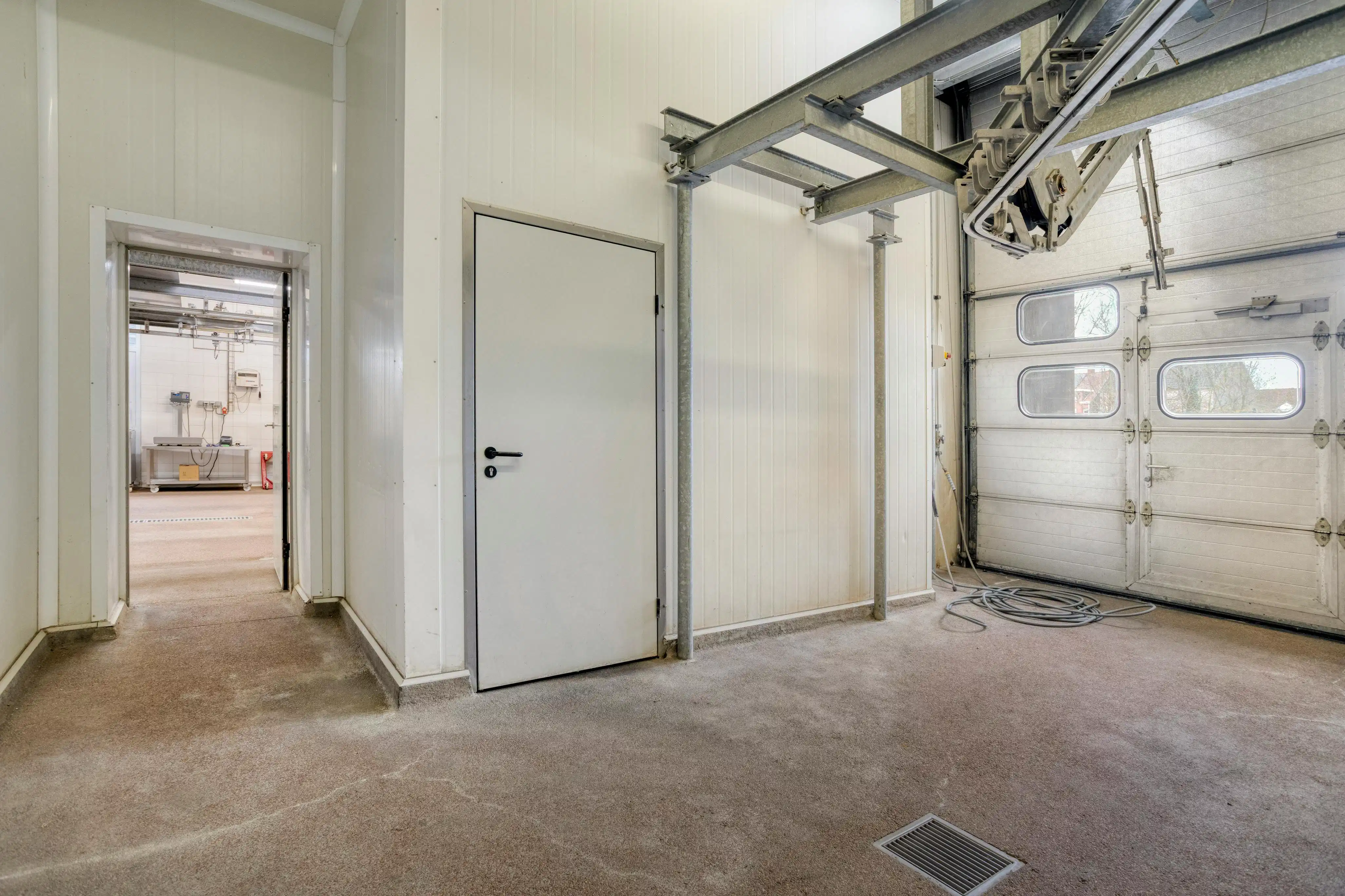 Ruime eigendom met woning, loods en extra bouwgrond foto 18