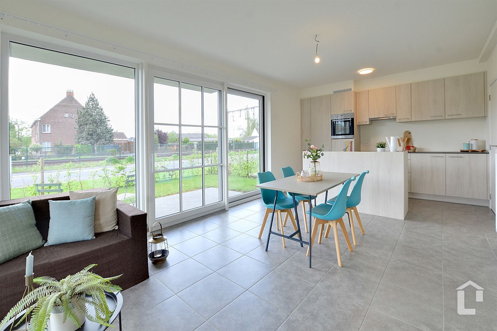 Lichtrijk nieuwbouwappartement met terras en tuin foto 4