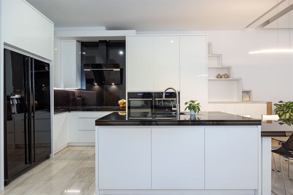 Energiezuinig gerenoveerde woning met garage foto 2
