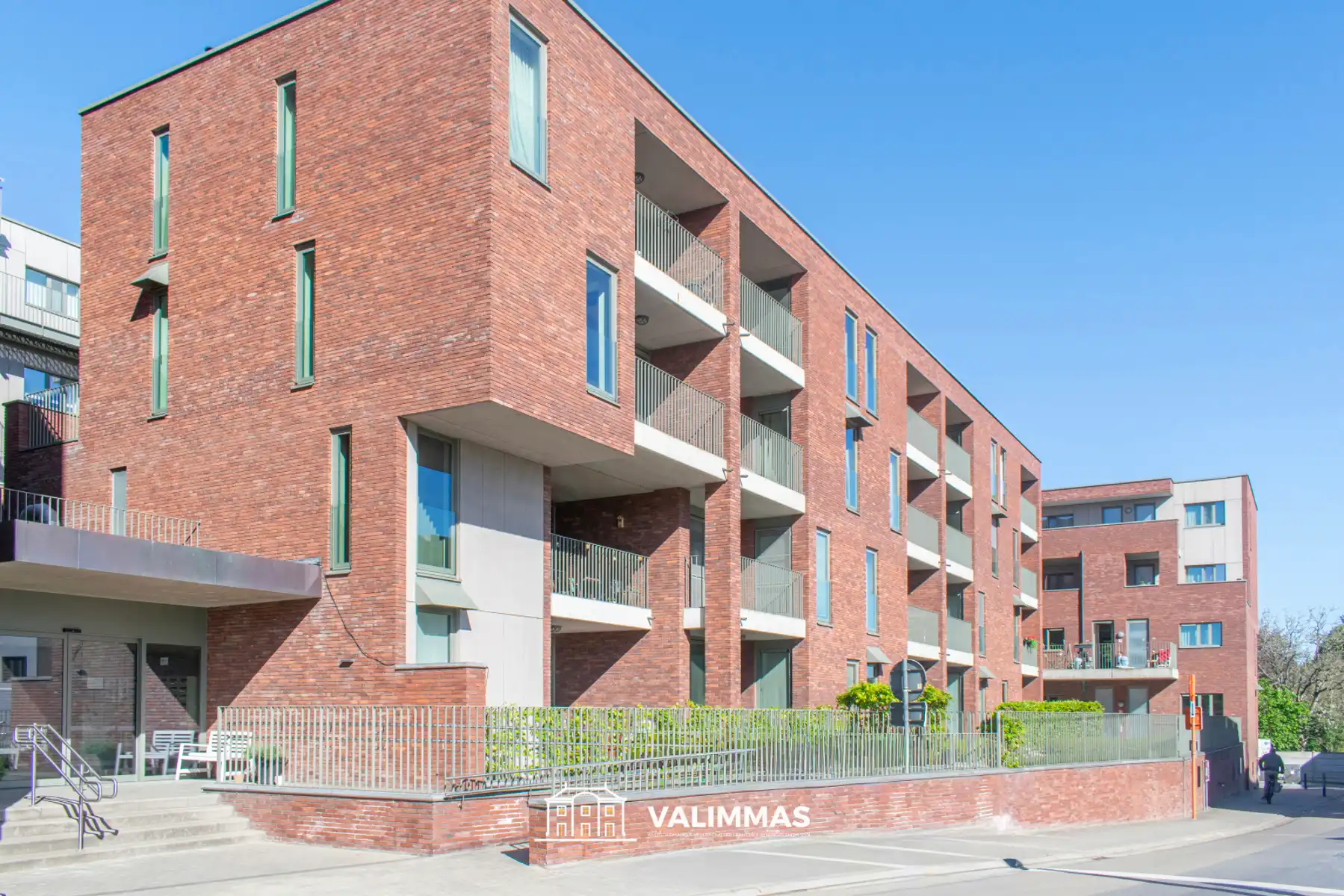 Serviceflat met terras, kelder en mogelijkheid tot garage... foto {{pictureIndex}}