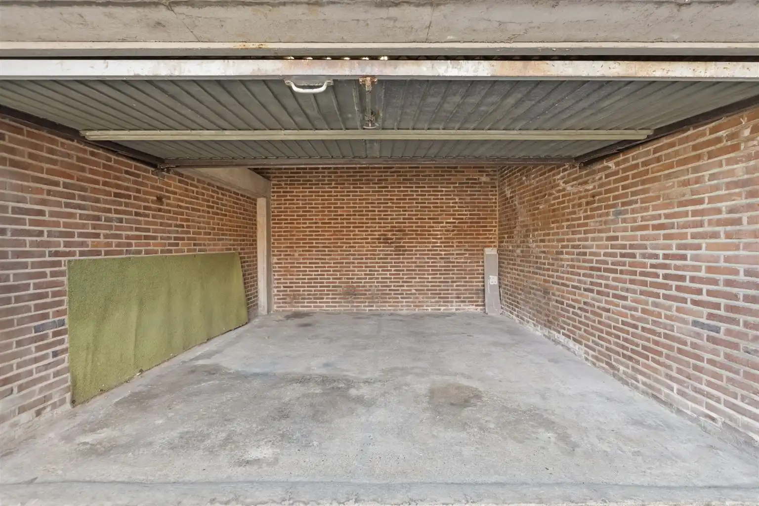 Instapklaar, gerenoveerd appartement met 3 slaapkamers, 2 terrassen en ruime garagebox gelegen op een toplocatie in het centrum van Maaseik, nabij de markt & met zicht op het Kerkplein. foto 21