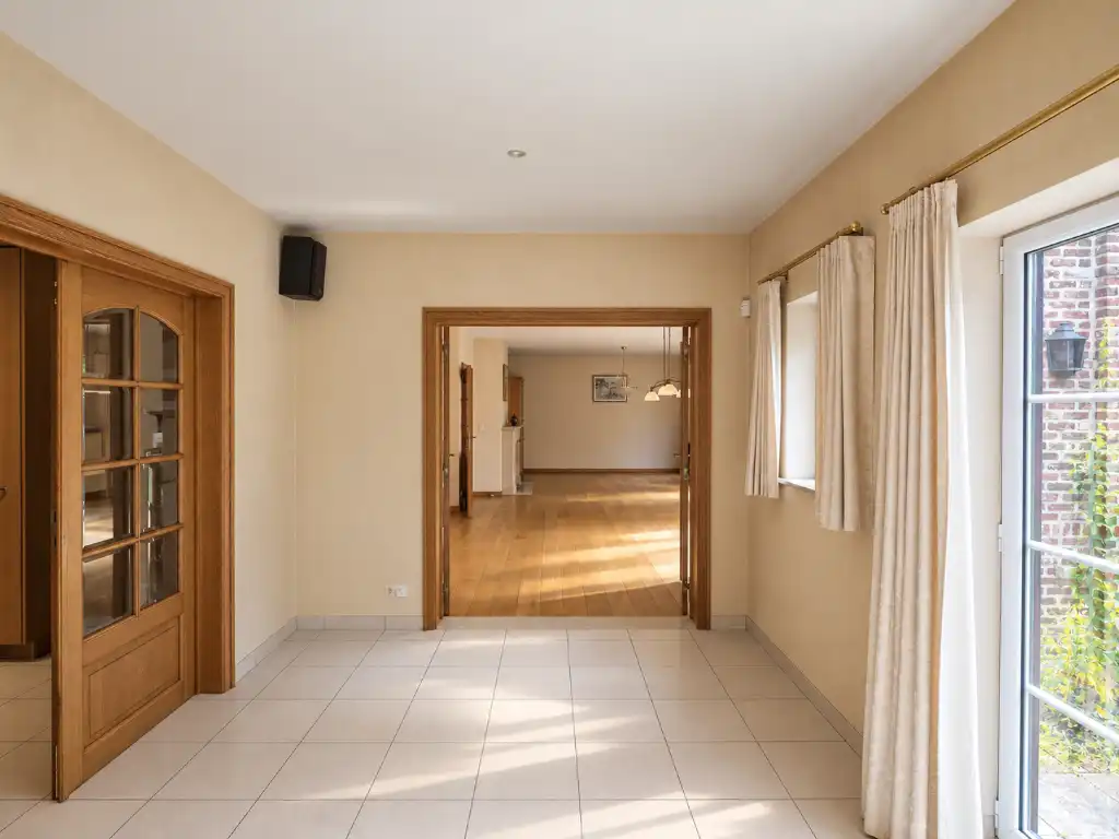 Vrijstaande villa (BJ 2001) met onder meer 6 slaapkamers, 2 badkamers en een dubbele inpandige garage foto 9