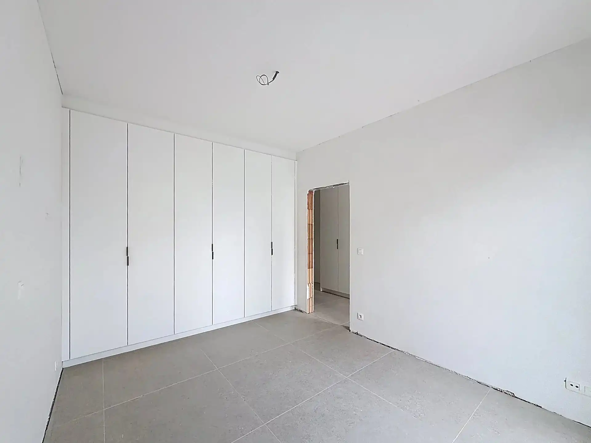 Luxueus en modern afgewerkt gelijkvloers appartement met tuin, 1 slaapkamer en 2 staanplaatsen. foto 14