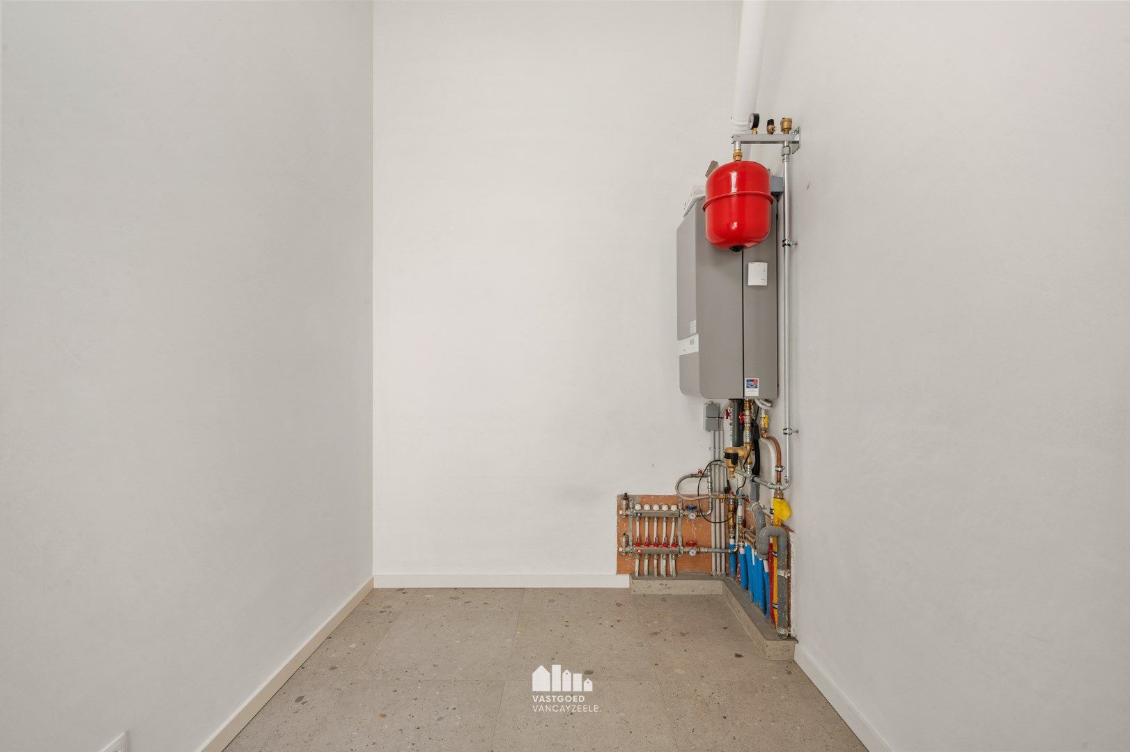 Volledig gerenoveerde herenwoning met grote koer op centrale ligging.  foto 14