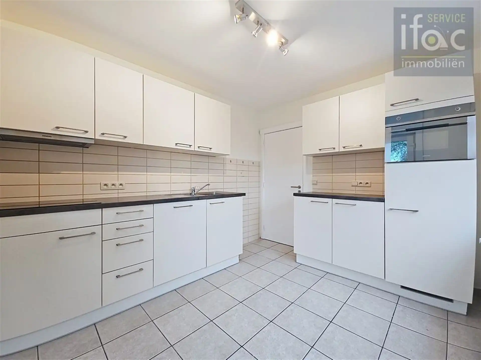 Gerenoveerd appartement met 2 slaapkamers, tuin en garage  foto 3