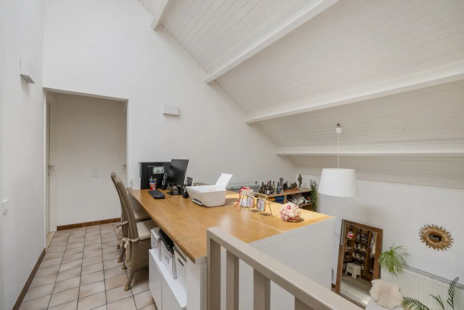Ruime instapklare gezinswoning met 4 slpks op een mooi perceel van 14a foto 14