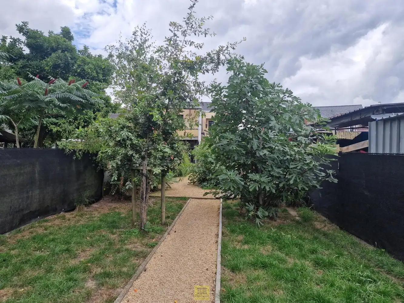 Rustig en centraal gelegen in Haaltert – gebouw met 2 duplexappartementen en 2 ruime garages! foto 18