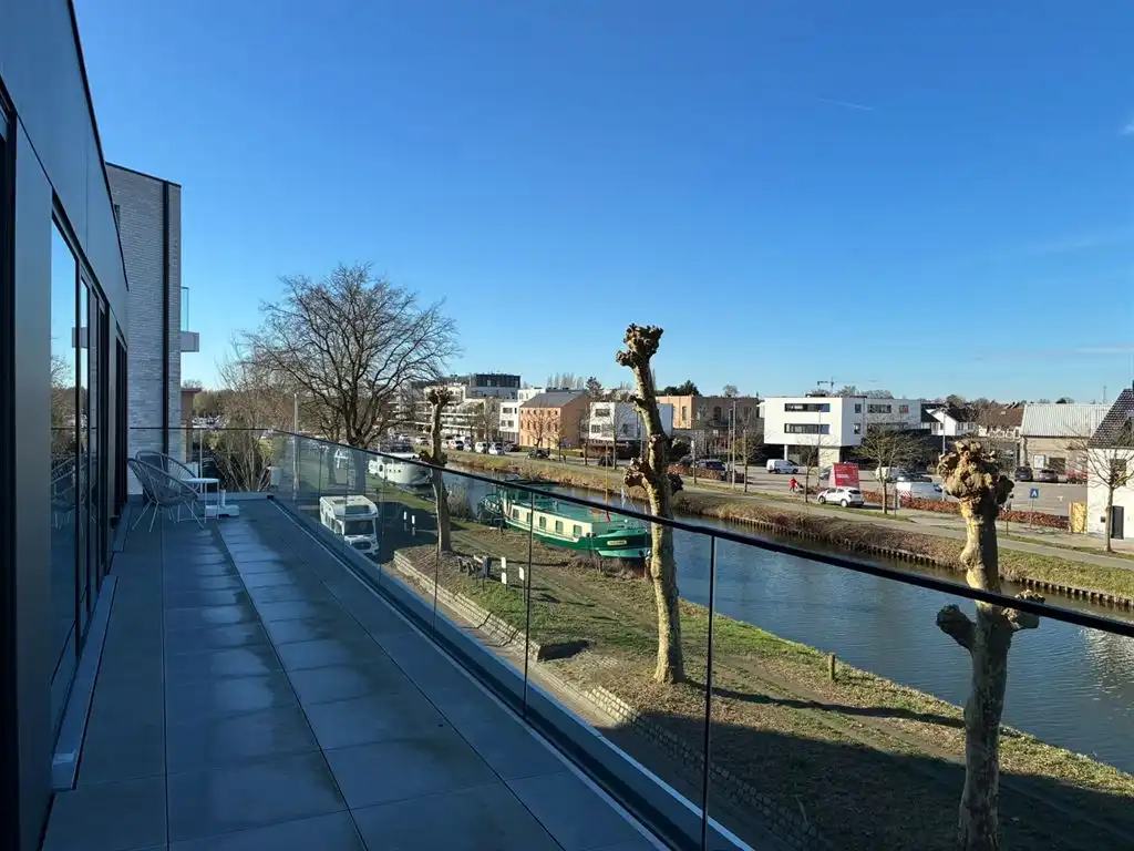 Nieuwbouw dakappartement met zicht op de vaart  foto 16