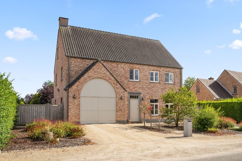 Villa van 319m² in pastorale stijl op 10a16ca foto {{pictureIndex}}