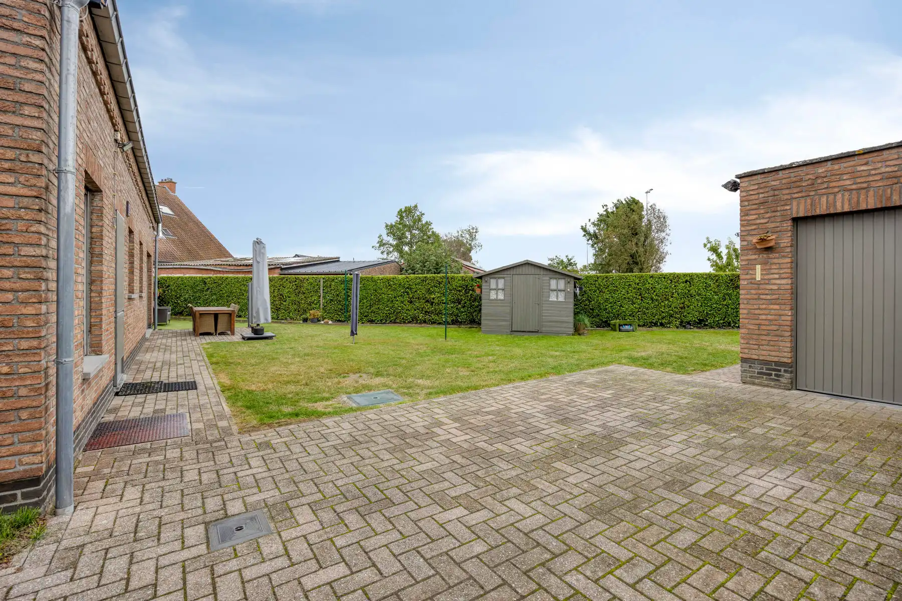 Karaktervolle woning met omheinde tuin en veel staanplaatsen foto 26