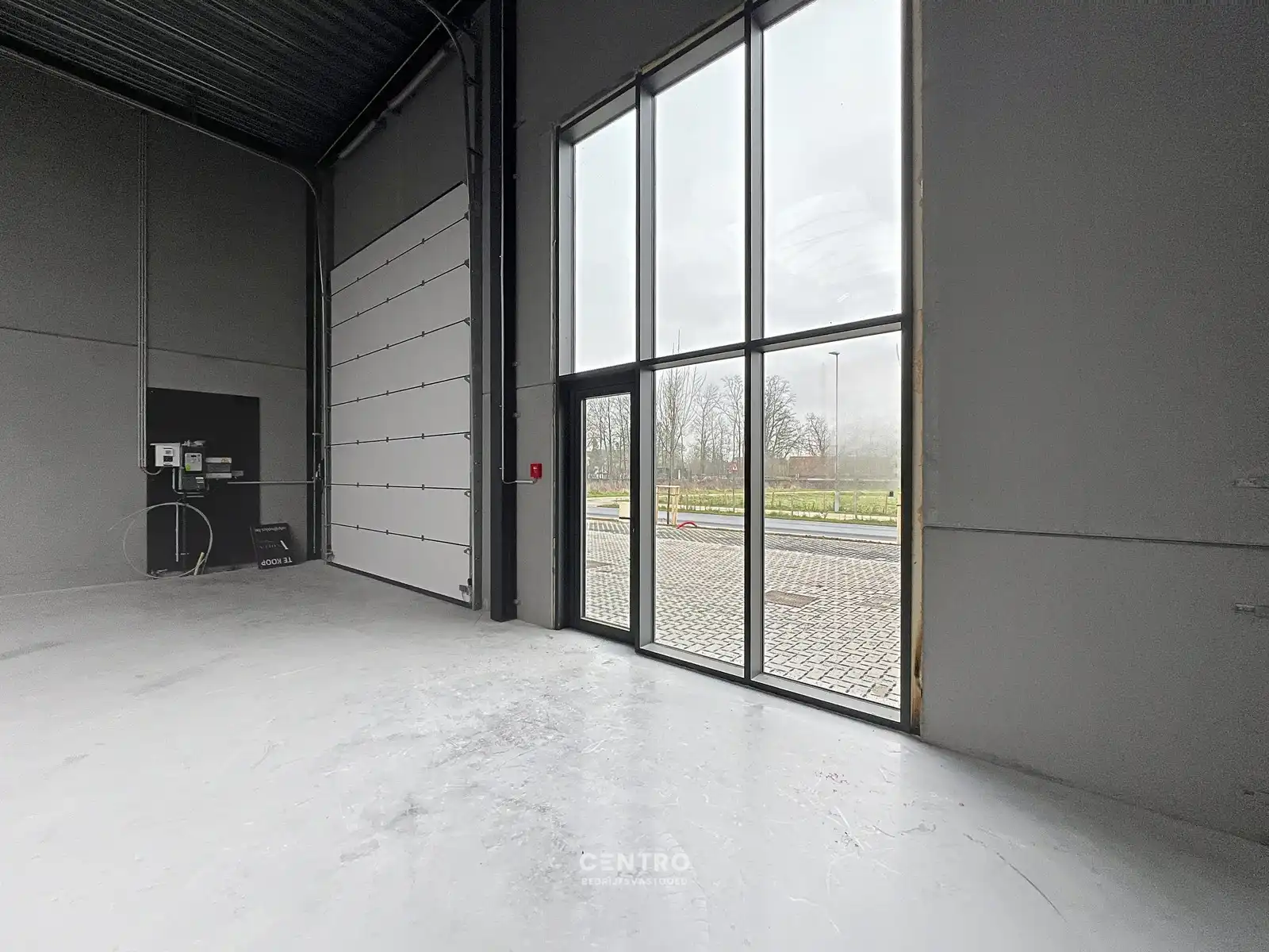 NB-magazijn van ± 275 m² (incl. 2 parkeerplaatsen!) en moderne glaspartij in driehoek TIELT-DEINZE-WAREGEM ! foto 3