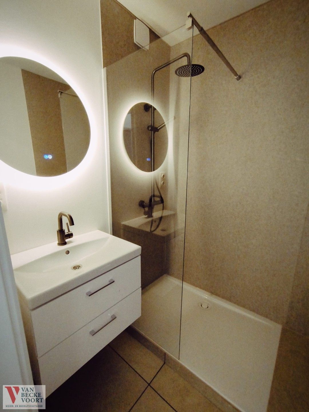 Vernieuwd appartement met zijdelings zeezicht foto 18