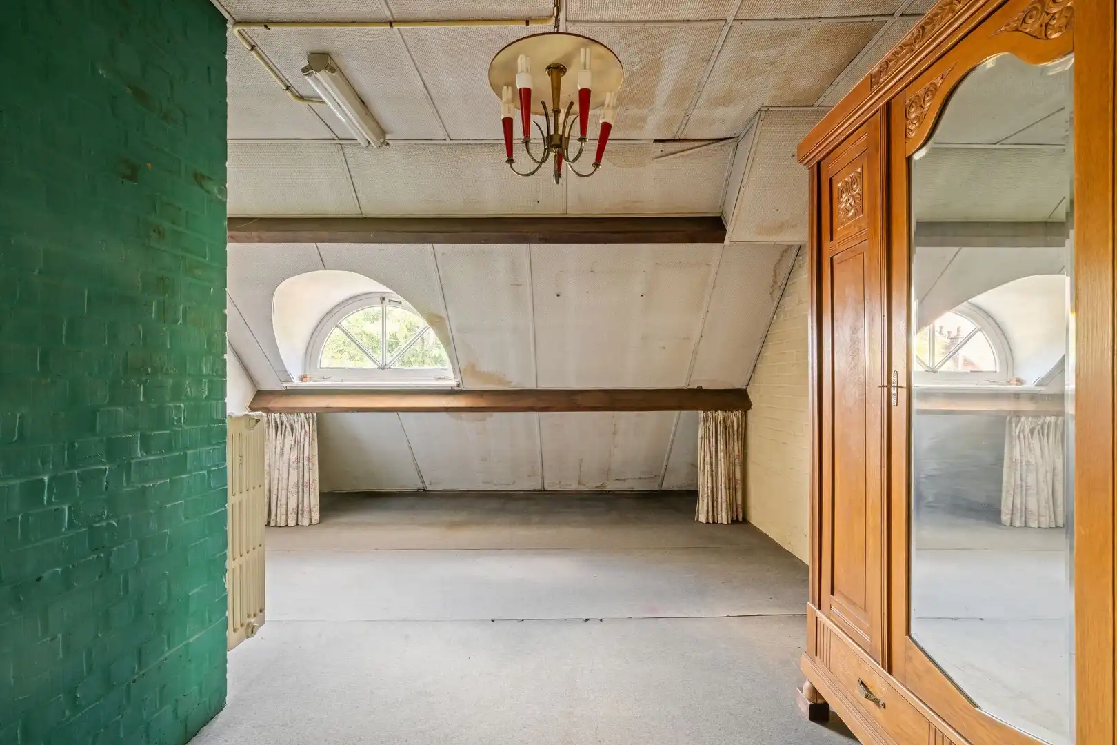 Robuuste halfopen te renoveren woning van de gekende Kortrijkse architect Poly Scherpereel met 3 volwaardige verdiepingen en verrassend ruimtes foto 25