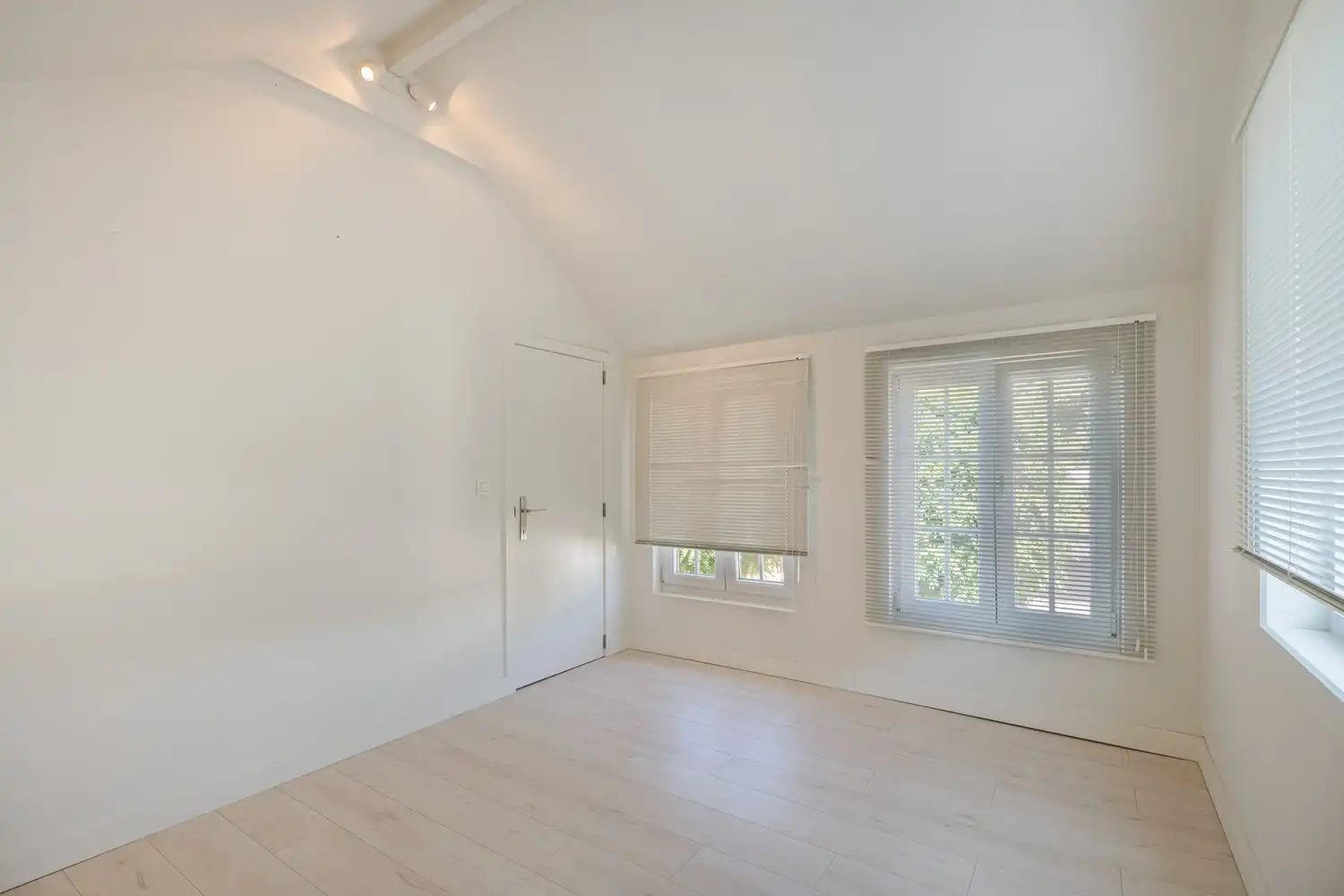 Exclusief wonen met zwembad, bijgebouw en uitzonderlijk veel ruimte foto 40