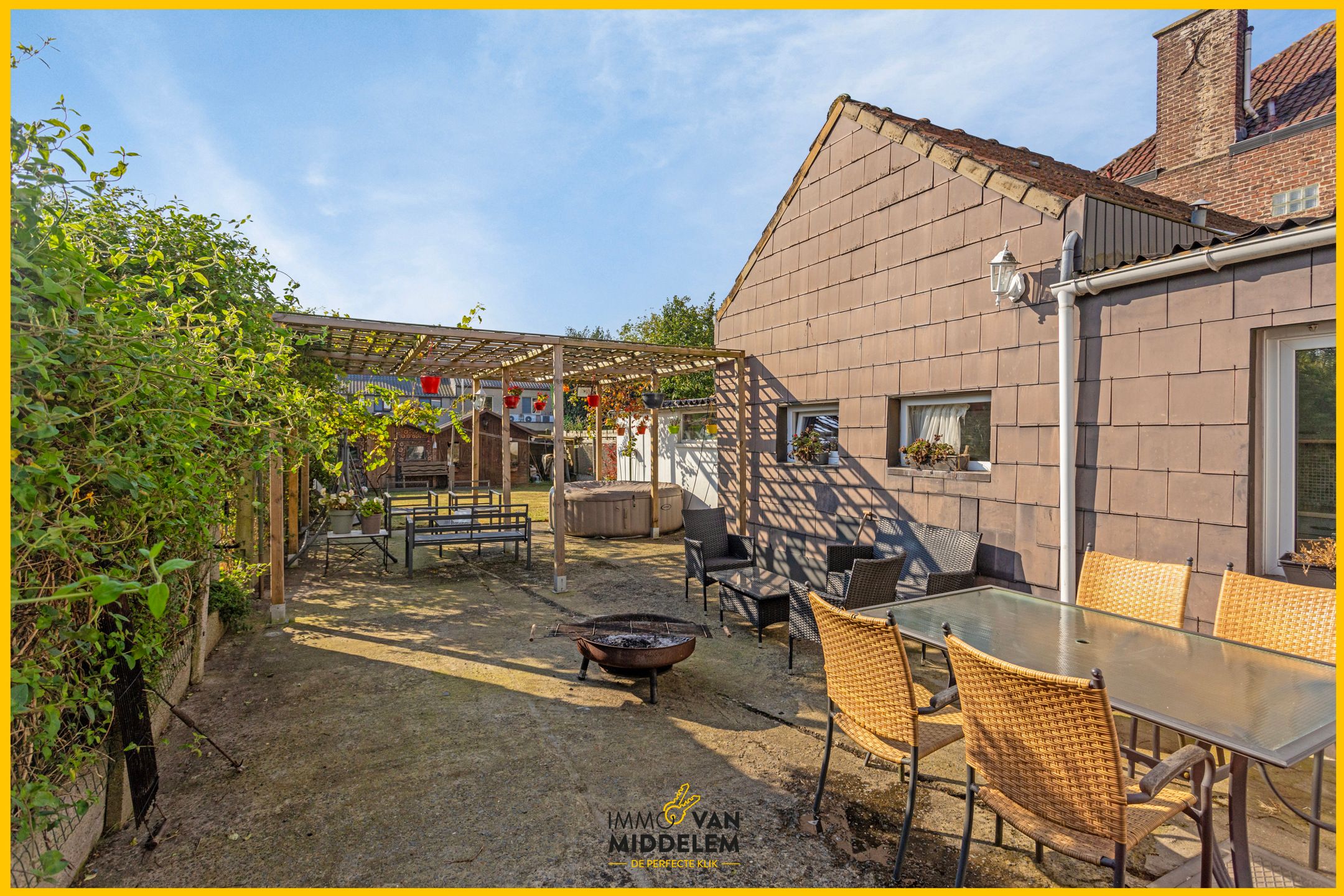 RUSTIG GELEGEN 3-GEVEL MET 4 KAMERS, TERRAS EN TUIN foto 4