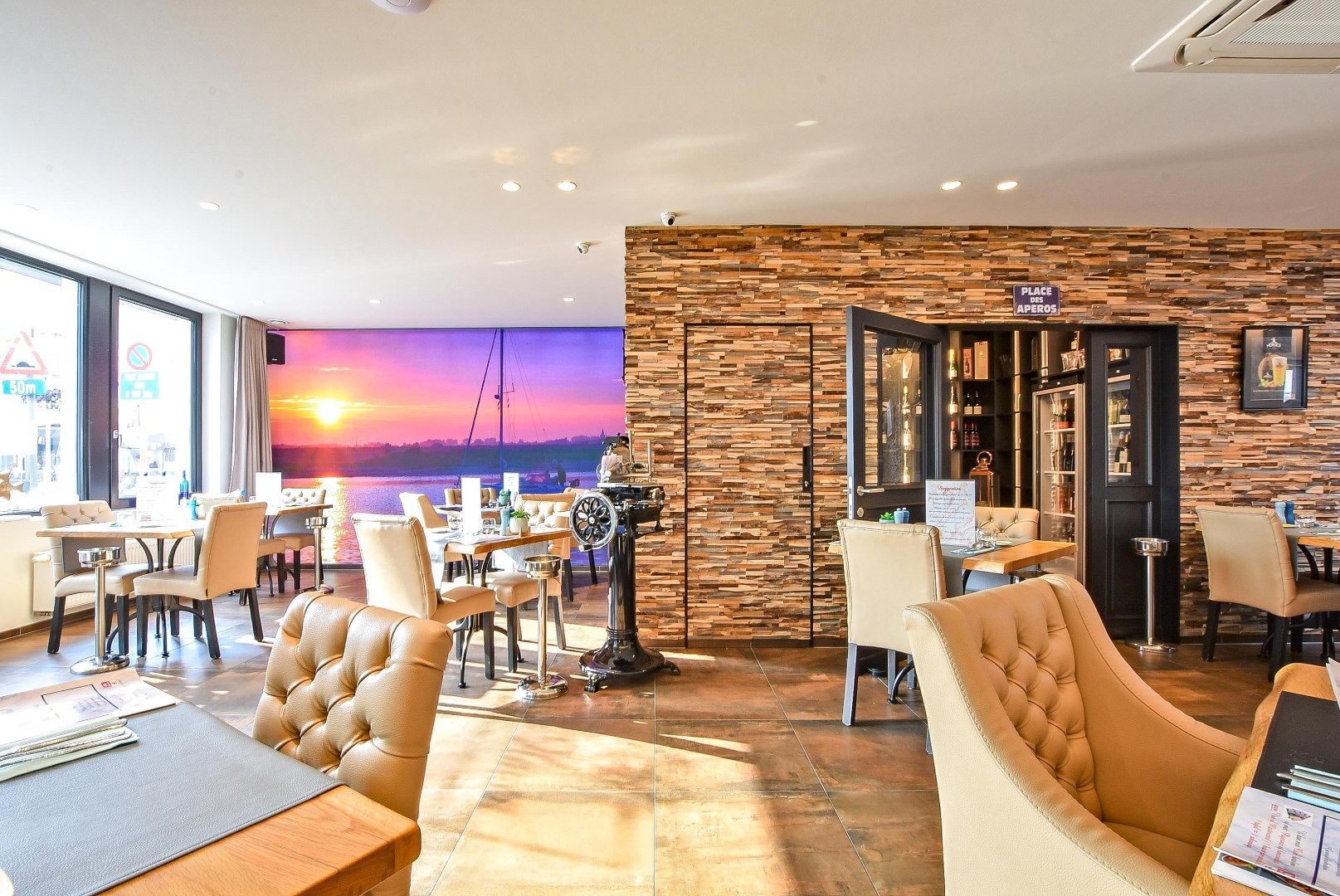 Restaurant 'De Haven' volledig gebouw met mogelijheden vlakbij de kaai gelegen op 313 m². foto 3