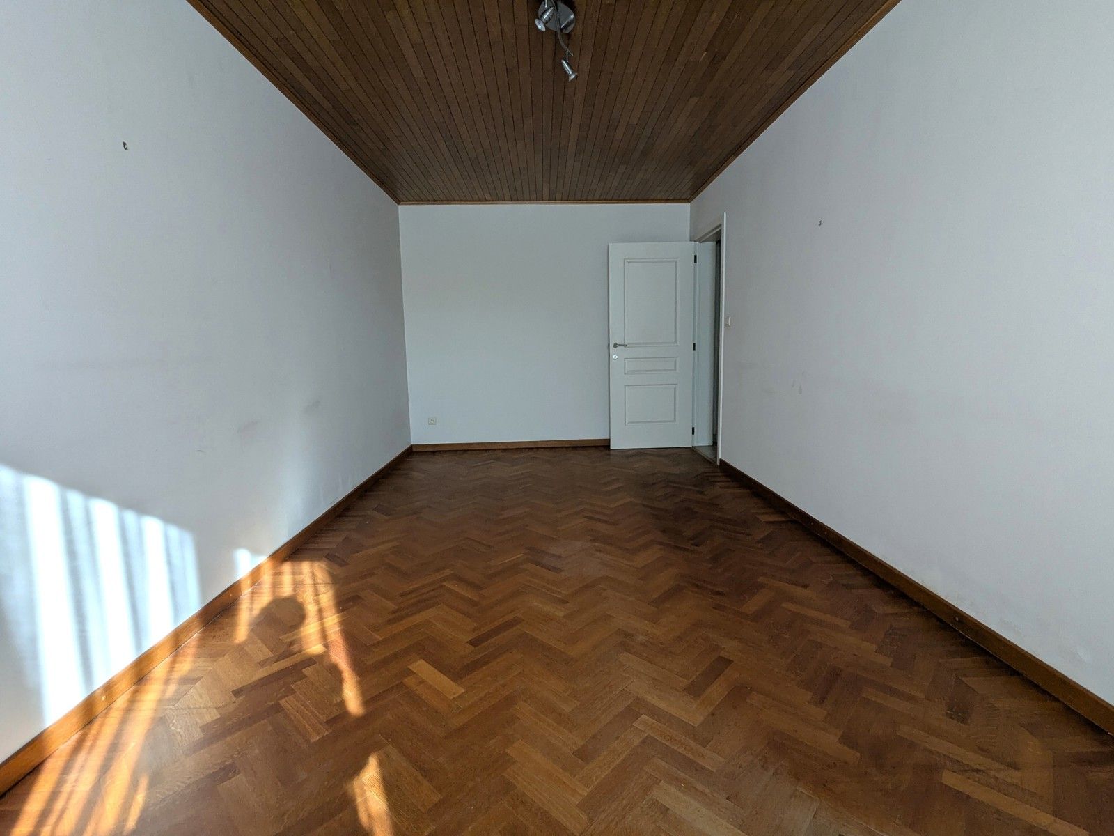 Ruime hoeve met mooie tuin + veel parking in rustig straatje foto 15