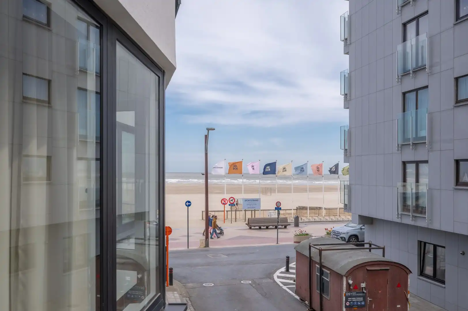 Stijlvol gerenoveerd appartement met zeezicht nabij het Heldenplein foto 3