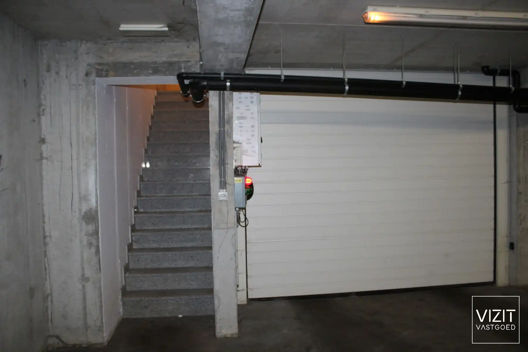 Ondergrondse parkeerplaatsen/garage met autolift   foto 2