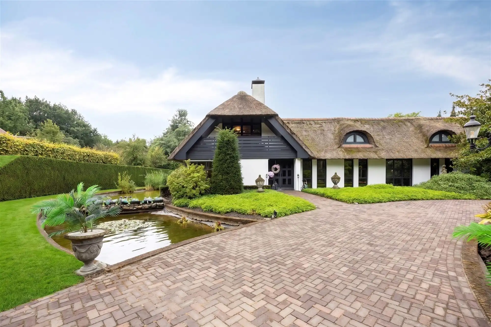 Knappe duo-villa op 8.843 m² in villawijk aan NL-grens. foto 7