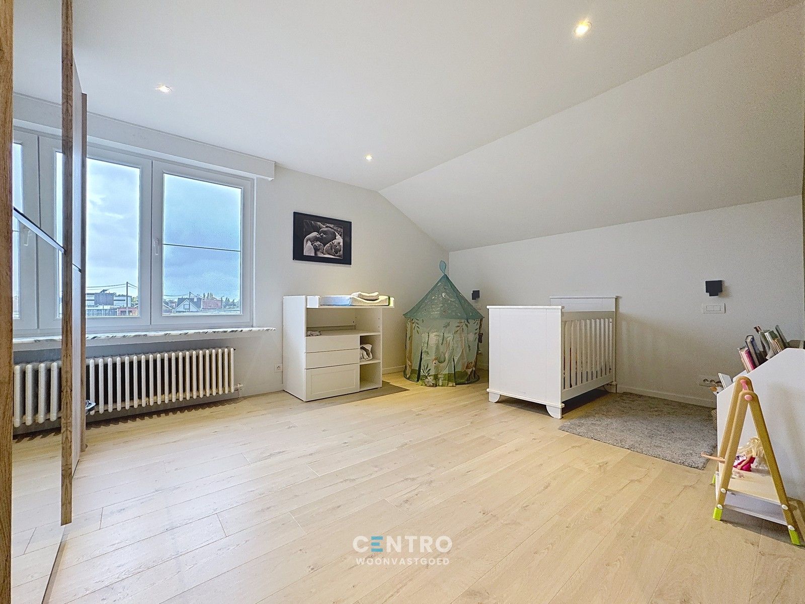 Instapklare, LANDELIJKE WONING met 4 ruime slpkms, 2 badkms, ruime garage, stalling (3 paarden) en gedraineerde buitenpiste te Hooglede (Gits). foto 16