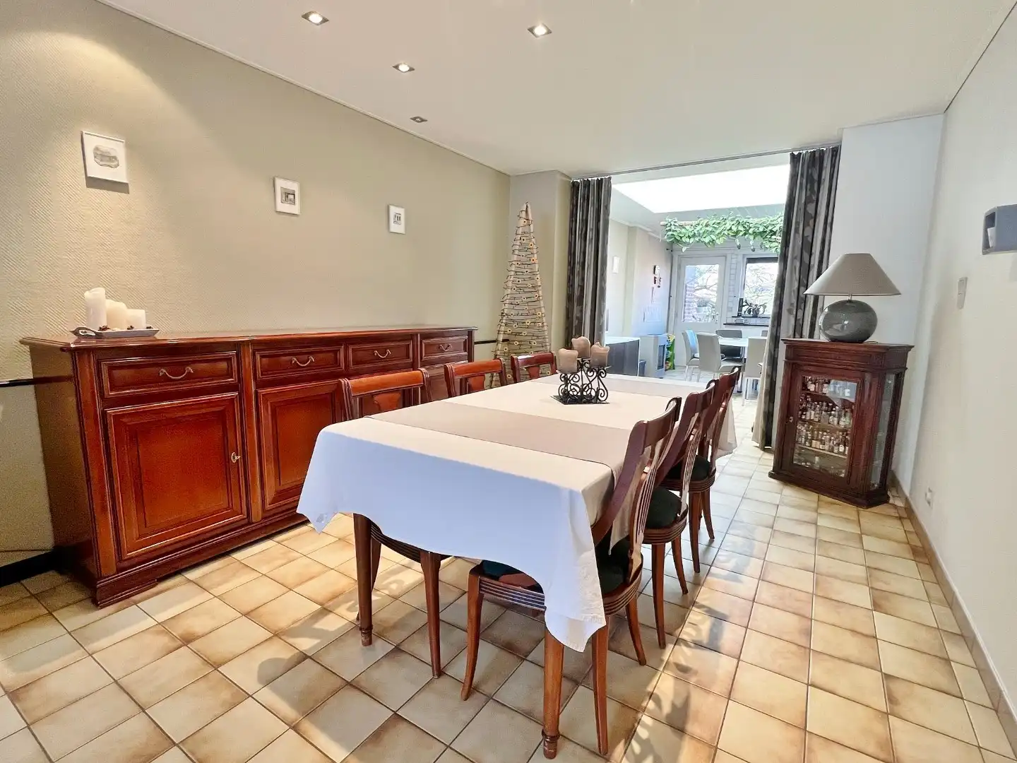 Verrassend ruime, verzorgde woning met dubbele garage en zonnige tuin.  foto 4