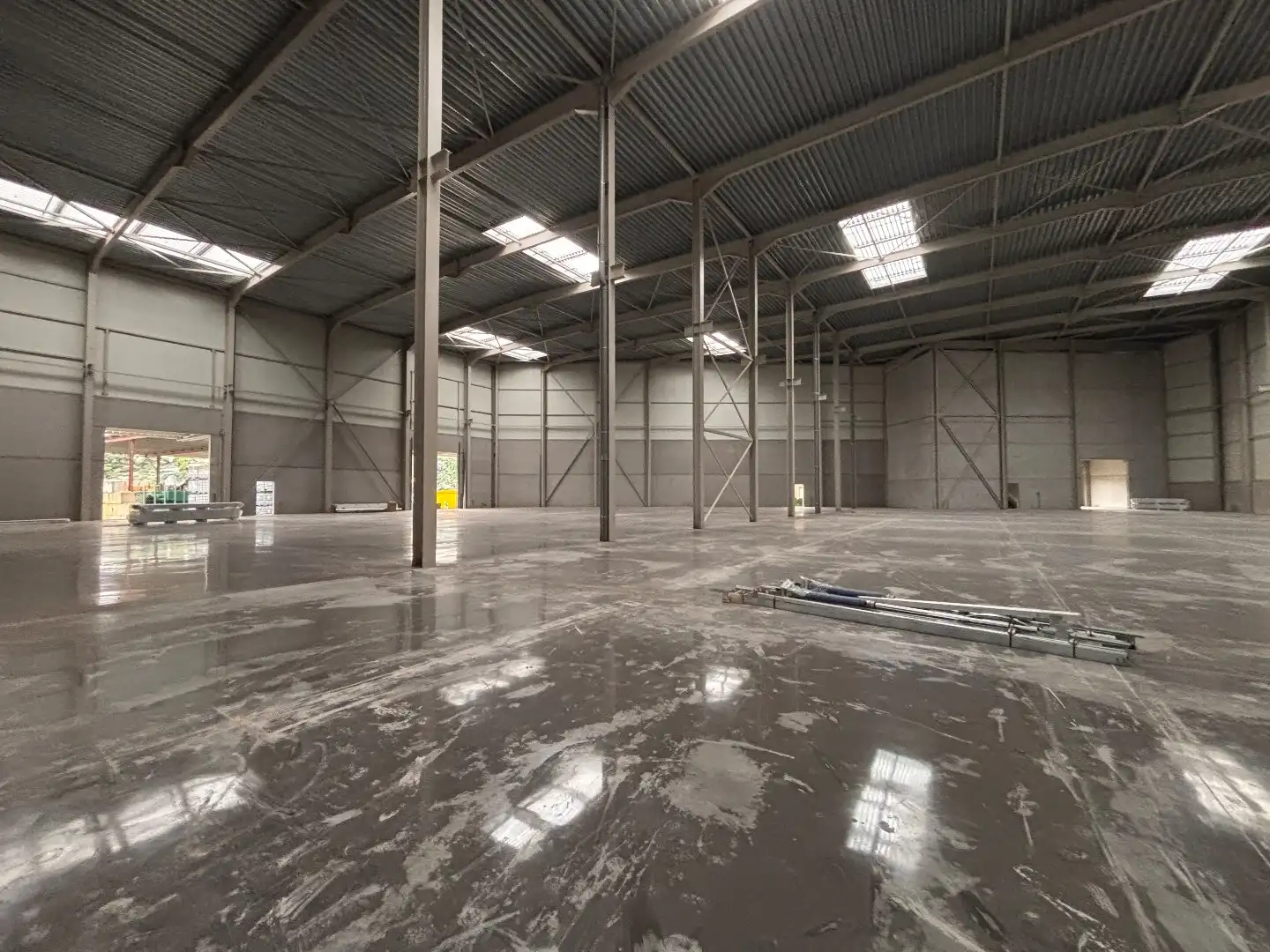 Logistieke bedrijfshal - 6834 m² & 350m² kantoren - met mogelijkheid tot 1200 m² extra kantoren. Superligging! foto 13