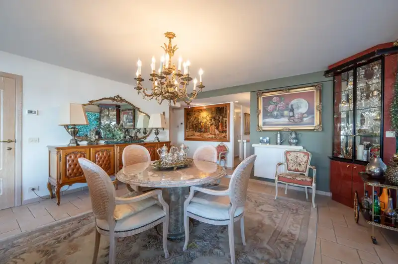 Vincimmo stelt u dit verzorgd gelijkvloers appartement met tuin voor, gelegen vlak bij het casino van Knokke. foto 6